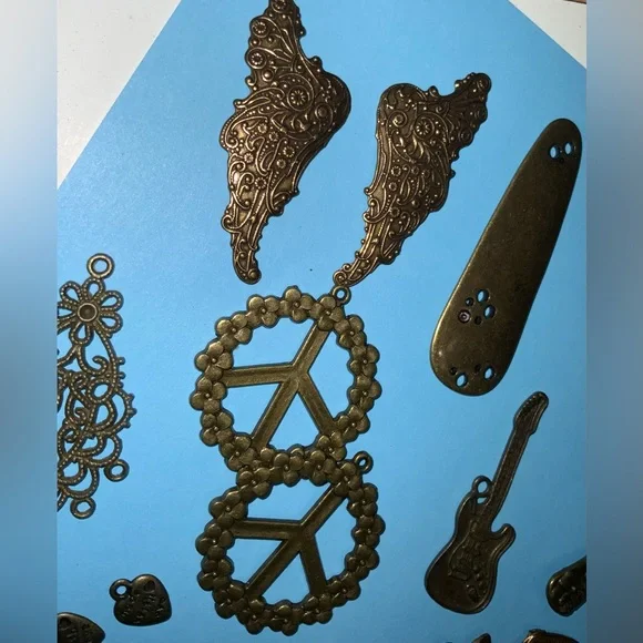 Huge Assorted Lot of Gold and Antique Bronze Pendant & Charms Collection - Lot 1 - Picture 13 of 16